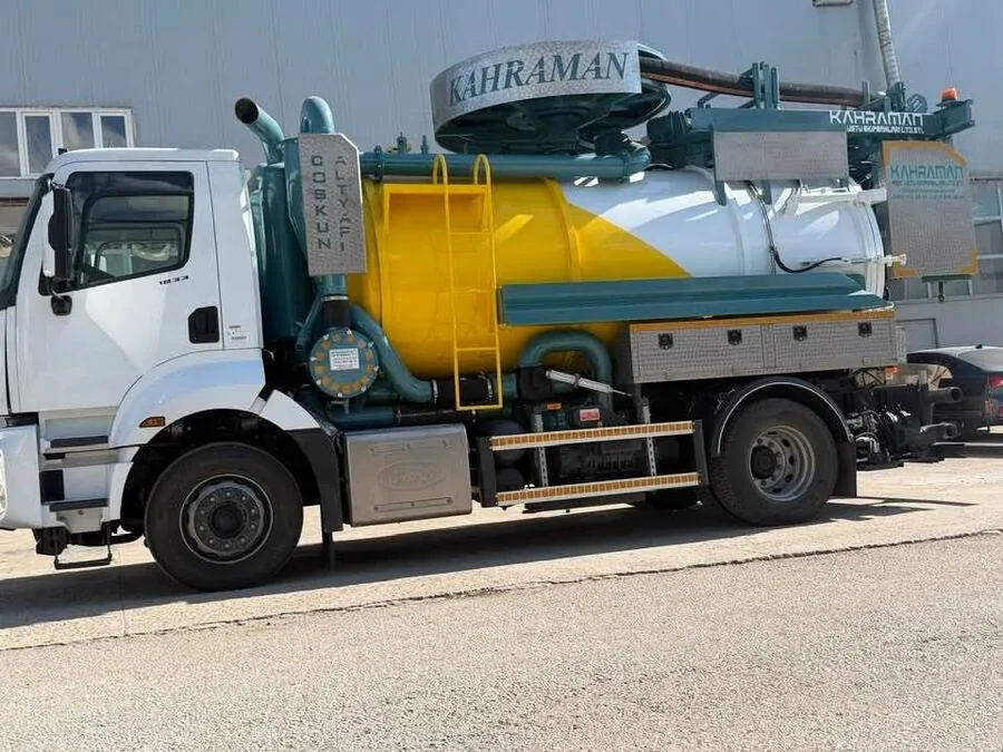 Kadıköy'de acil bir çağrıya hızla müdahale eden vidanjör ekibinin fotoğrafı