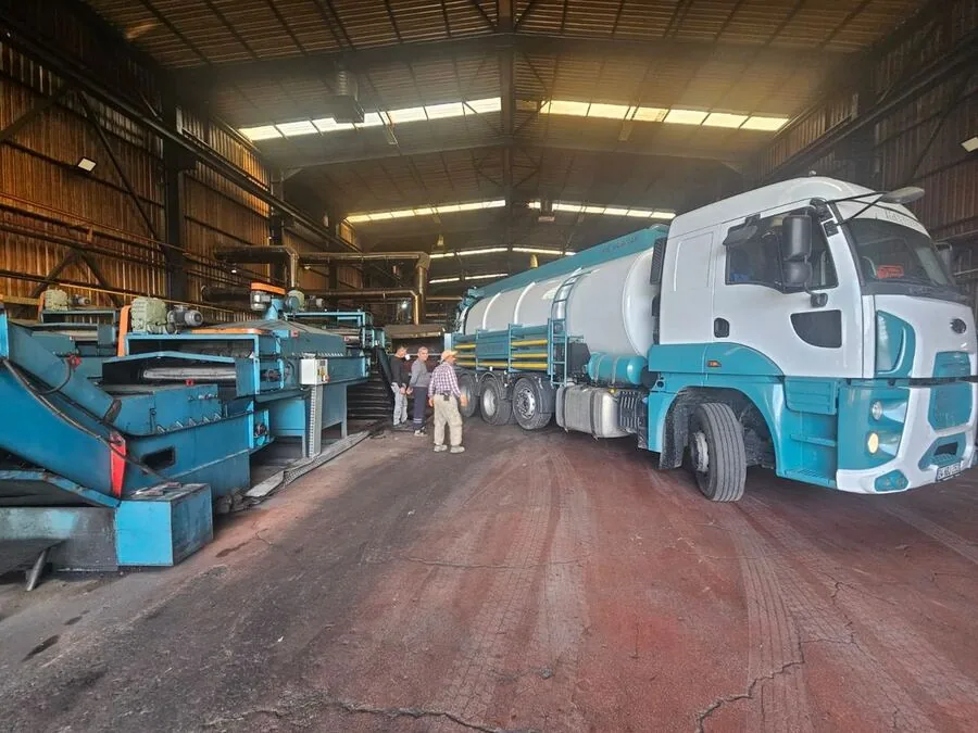 Kadıköy'de bir sokakta biriken yağmur suyunu çeken vidanjör aracı
